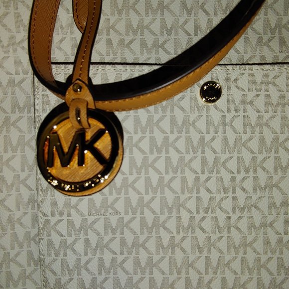 Michael Kors - Signature Jet Set Vanilla Tote - Picture 3 of 6